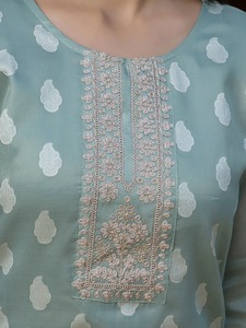 Vente flash sur les kurtas droits en soie mélangée brodés pour femmes, pour les occasions festives, vêtements décontractés disponibles à prix réduit - Product Image 3