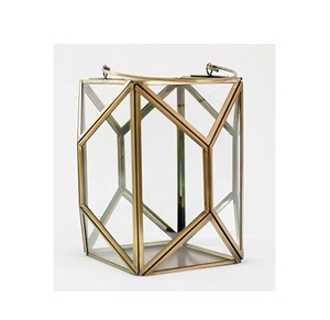 Linterna de vela de metal y vidrio de latón de calidad superior de suministro de fábrica más vendida con asa para la decoración del hogar y la boda - Product Image 1
