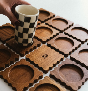 Posavasos con grabado floral de medio patrón. Acabado artístico moderno en madera. Disponible a precios de mayoreo. - Product Image 2