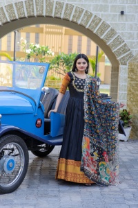 Robe en soie de qualité supérieure avec tissage jacquard brodé et imprimé Kalamkari Tebby Soie Dupatta Doublure en coton 3.5 Mtr Flair Set - Product Image 3