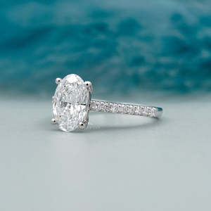 Anillo de Diamantes de Corte Ovalado con Certificado IGI en Oro Blanco con Banda Pavé - Product Image 3