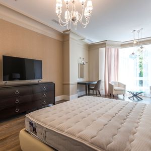 ตู้วางทีวีโรงแรมพร้อมลิ้นชัก ตู้ทีวีติดผนังห้องพักโรงแรม คอนโซลมีเดียแบบมันเงาสูงสั่งทำพิเศษ - Product Image 1
