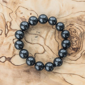 Pulsera de shungita con 16 cuentas redondas pulidas de 0,47 pulgadas (12 mm) en banda elástica, talla 16-17 - Product Image 1