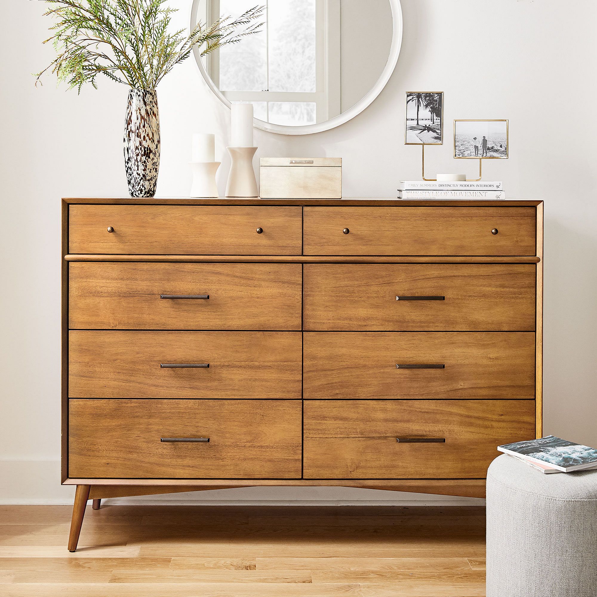 Commode du milieu du siècle avec 8 tiroirs en bois massif pour les meubles de chambre d'hôtel, de maison et d'appartement