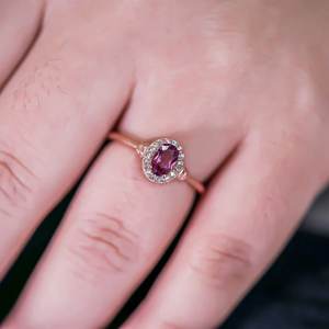 Bague romantique et tendance en rhodolite taille ovale, sertie à griffes, plaquée or rose, classique, en argent 925, ajustable, pour mariage - Product Image 1
