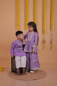 Hermoso conjunto de traje de hermano indio con elegante Lehriya Sharara para niños, niñas y niños para celebraciones culturales - Product Image 4