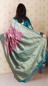 Sari Banarasi en soie douce rose corail avec tissage complexe en zigzag Meenakari Zari parfait pour les mariages occasions festives - Product Image 3