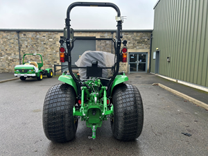 Tractor Agrícola Compacto 4x4 Auténtico Más Vendido, JD DEERE 3046R E-Hydro MFWD, Motor Diésel Turboalimentado de 3 Cilindros y 46 HP - Product Image 3