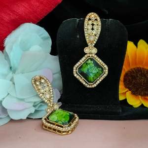 Boucles d'oreilles pendantes beauté intemporelle avec pierres Kundan Moissanite accessoire de mode parfait pour les mariages fêtes toute occasion spéciale - Product Image 1