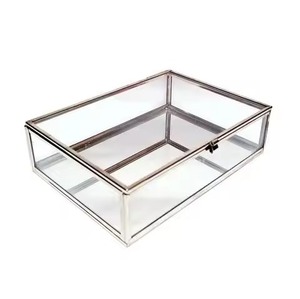 Caja de Joyería de Metal y Vidrio con Acabado Elegante y Duradero, Diseño Moderno en Forma de Cabaña, Ideal para Exhibir Joyería Moderna - Product Image 4