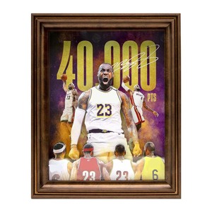 Cadre photo vitrine <span class=keywords><strong>NBA</strong></span> Lakers <span class=keywords><strong>James</strong></span> No. 23 Sneakers Décoratives en Bois Aquarelle Style Maillot de Sport Faites à la Main - Product Image 1