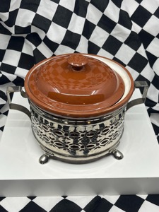 Casserole en métal argenté de designer avec corps à découpes décoratives et couvercle en céramique marron pour les rassemblements, le service et les cadeaux - Product Image 6