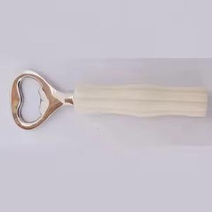 Abridor de Botellas Creativo con Mango de Madera para el Hogar, Abridor de Botellas de Cerveza de Madera Maciza, Destapador de Cerveza de Acero Inoxidable - Product Image 3