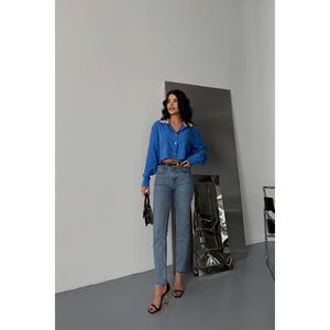 Top Corto Azul para Mujer con Cuello Blanco y Detalle de Etiqueta - Camisa Corta Azul con Cuello Blanco y Detalle de Etiqueta - Product Image 2