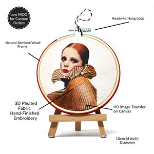 Paparesta Design - Aro de Bordado Mini de Algodón Hecho a Mano, Arte Moderno, Alta Costura Dorada, Elegancia Vintage Italiana, Decoración de Pared Redonda de 10 cm - Product Image 2