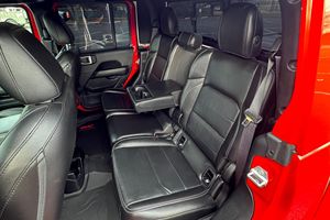 Jeep Gladiator Overland 2020 Usado, 4x4, Motor V6, Tracción en las Cuatro Ruedas, Color Rojo Fuego, Mayormente Usado en Climas Cálidos - Product Image 5