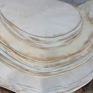 Alfombra de piel de cabra auténtica con un patrón natural de manchas blancas y marrones - Product Image 2