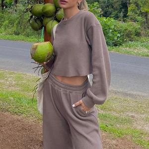 Sweat à capuche en molleton court pour femme avec imprimé lettre hauts courts amples et sweat-shirt d'hiver à épaules tombantes avec logo avant à capuche - Product Image 5