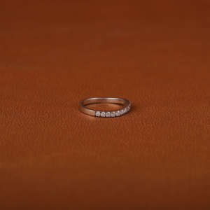 Anillo de Boda Personalizable para Mujer, en Oro Blanco Sólido de 18 Quilates, con Diamante Cultivado en Laboratorio de 0.7 Quilates, Corte Pequeño, Engastado en Puntas, Clásico y Elegante - Product Image 2