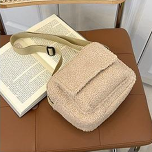 Couleur unie automne et hiver fourrure une épaule aisselle petit sac carré 2023 nouvelle mode à la mode style étranger en peluche sac pour femmes - Product Image 2