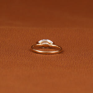 Anillo de bodas clásico de oro amarillo de 18 quilates con ajuste de garra elegante solitario corte Marquesa diamante cultivado en laboratorio certificado IGI - Product Image 4