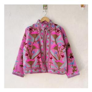 Veste Suzani brodée de style vintage de qualité durable avec motifs d'art populaire pour les femmes. - Product Image 1