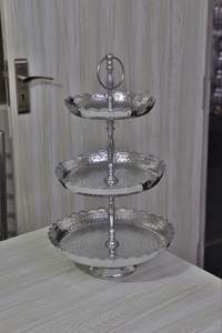 Soporte para pasteles de tres niveles hecho de aluminio que da un aspecto lujoso en eventos de corte de pasteles, justifica la realeza y el estatus. - Product Image 5