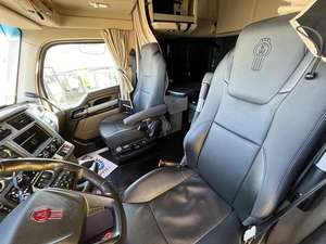 Camion benne d'occasion KENWORTH T680 2017, cabine couchette conventionnelle, moteur diesel 10 cylindres, caméra arrière 360°, écran tactile, automatique, 6x4 - Product Image 5