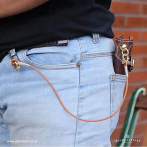 Cartera de motorista de cuero hecha a mano exclusiva diseño largo de lujo con cadena, cierre a presión seguro y elegante de artesanía Indonesia - Product Image 6