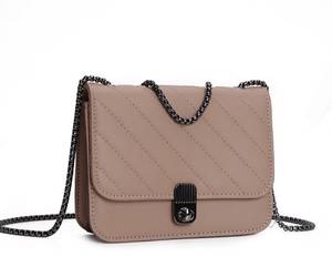Borsa a Tracolla in Pelle con Catena per Donna - Product Image 4