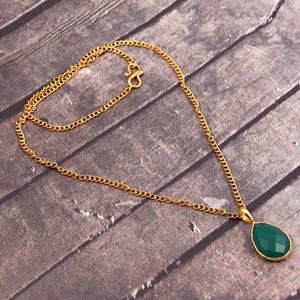 Collar de latón de alta calidad con colgante de piedra de cuarzo Esmeralda chapado en oro de 18 quilates elegante para mujeres colgantes y dijes finos - Product Image 1