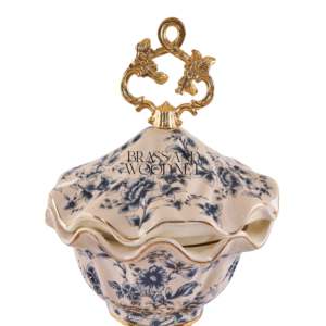 Bonbonniere de latón dorado de lujo con base ornamentada de diseño europeo clásico y elegantes detalles decorativos - Product Image 3