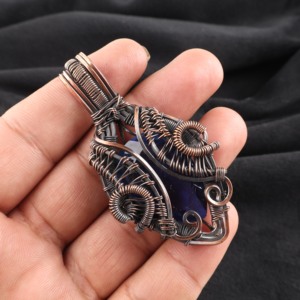 Pendentif de luxe en saphir bleu facetté, taille poire, en fil de cuivre, plaqué argent oxydé, pour occasions spéciales et soirées - Product Image 2