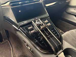 Sedán de segunda mano, interior en cuero oscuro, automático, volante a la izquierda, modelo 2024, alta calidad, listo para ser enviado. - Product Image 3