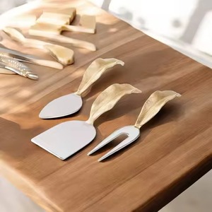 Ensemble de couteaux à fromage à manche en émail blanc avec épandeur et couteaux en acier inoxydable doré Poignée élégante et confortable pour une coupe facile - Product Image 3