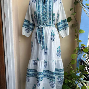Vestido midi estampado a mano en blanco y azul, de algodón con estampado floral Mughal, estilo casual de verano, vestido largo maxi para mujer. - Product Image 1