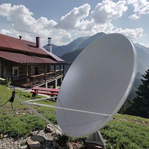 Antenna Parabolica Solida in Banda Ku Offset 150cm 1.5m con Supporto a Palo - Product Image 1