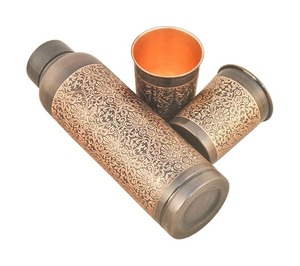 Nouveau coffret cadeau bouteille en cuivre avec 2 verres en cuivre Collection de bien-être ayurvédique Ensemble d'eau saine à bas prix Boire et offrir - Product Image 3