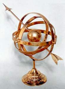 Esfera armilar Náutica de latón de intrincado diseño con anillos giratorios y soporte decorativo para interiores temáticos globales - Product Image 3