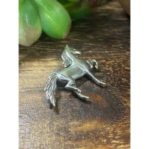 Broche de Plata de Ley Hecho a Mano en el Estilo Navajo con Caballo Chapado en Oro y Diamantes para Regalo de Boda, Compromiso o Fiesta - Product Image 2