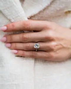 Anillos de diamantes de lujo asequibles a su alcance, un anillo de diamantes como una alianza de boda única disponible a un precio asequible - Product Image 1