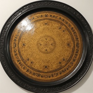 Placa de cargador Art Deco ligera de hierro perlado antiguo Vintage-Off White Tones Gold Dust Highlights Heritage-Inspired Table - Product Image 3