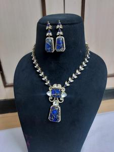 Ensemble exclusif de Kundan de mariée artisanal boucles d'oreilles majestueuses en laiton pour l'élégance classique pour les mariées de mariage - Product Image 5