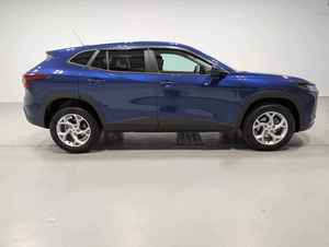 Usado, 2024 T r a x LS FWD, motor turbo de 1.2L y 3 cilindros (137 hp, 162 lb ft de torque) con transmisión automática de 6 velocidades - Product Image 2