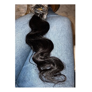 Vente en gros de paquets de cheveux vierges brésiliens non traités extensions alignées sur les cuticules naturelles vendeurs de style ondulé pour les coiffeurs - Product Image 4