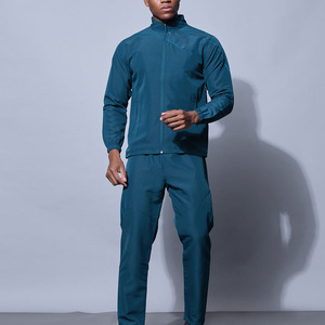 Survêtement athlétique bleu sarcelle pour homme, veste zippée à col montant avec motif géométrique sur les épaules et pantalon de jogging ajusté assorti, vêtements de sport - Product Image 1
