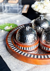 Bandeja de Servir con Incrustaciones de Madera de Acacia y Tapas de Metal Martillado en Forma de Domo |   Plato Redondo de Lujo para Comedor y Decoración de Mesa - Product Image 2