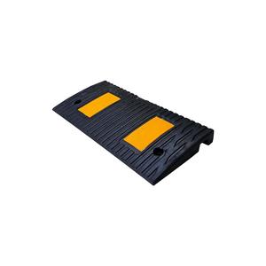Rampa de Goma para Estacionamiento y Acera 50x25x4 cm 2 Bandas Fabricada en Turquía - Product Image 2