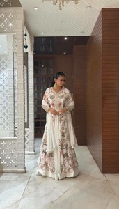 Up Coming Última tendencia Patrón de encogimiento de hombros Trabajo floral elegante Navratri Diseñador especial Lahenga Choli con tarifa al por mayor - Product Image 2