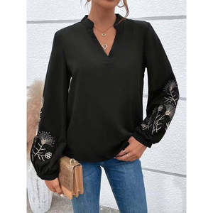 Blusa de viscosa de dos hilos con cuello en V y mangas largas con estampado floral, 38143 - Negra - Product Image 1
